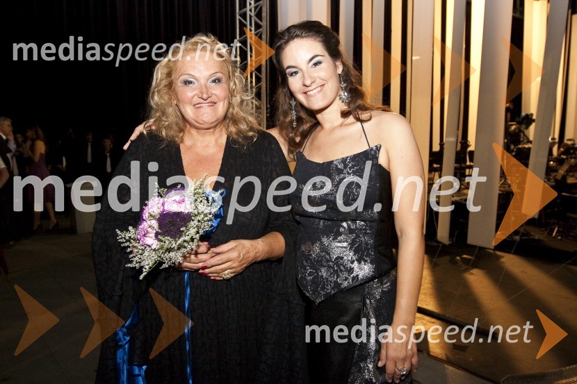 Elda Viler, pevka in njena hči Ana Dežman, pevkaPoletna noč - koncert Elde Viler z gosti ob 50. letnici delovanja