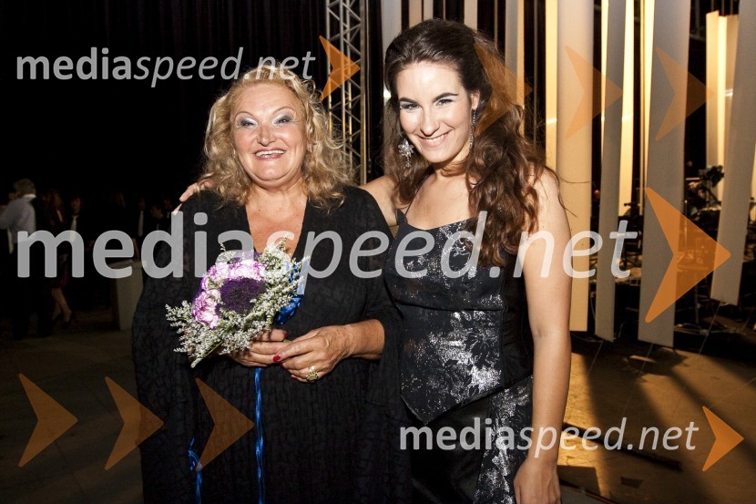 Elda Viler, pevka in njena hči Ana Dežman, pevkaPoletna noč - koncert Elde Viler z gosti ob 50. letnici delovanja