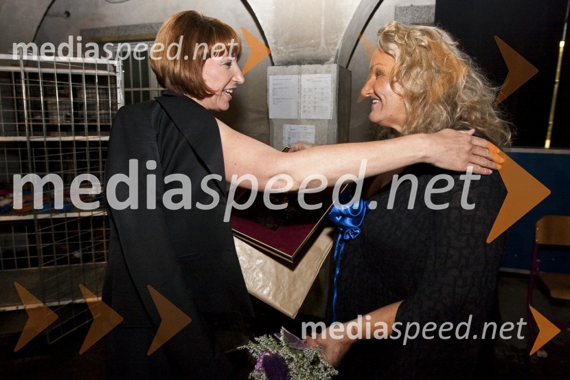 Mojca Menart, vodja in odgovorna urednica Založbe kaset in plošč RTV Slovenija ter Elda Viler, pevkaPoletna noč - koncert Elde Viler z gosti ob 50. letnici delovanja