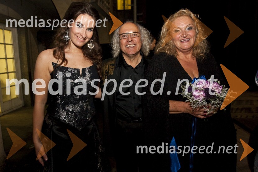 Ana Dežman, pevka in hči Elde Viler, Duško Sorđan, kreator oblek Ane Dežman in Elde Viler ter Elda Viler, pevkaPoletna noč - koncert Elde Viler z gosti ob 50. letnici delovanja