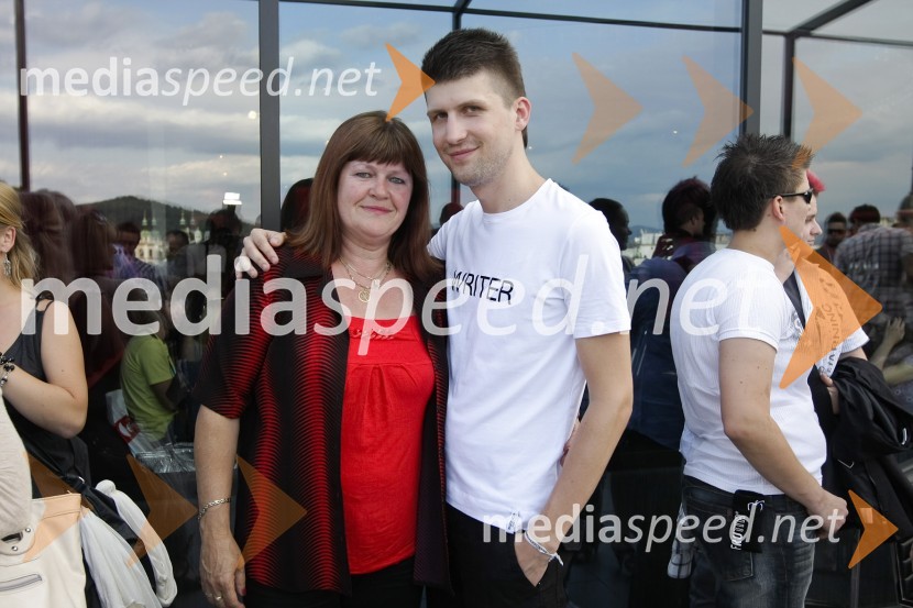 Tomaž Mihelič, pisatelj knjige o Salome, Novo rojstvo; z mamoPredstavitev knjige Salome: Novo rojstvo