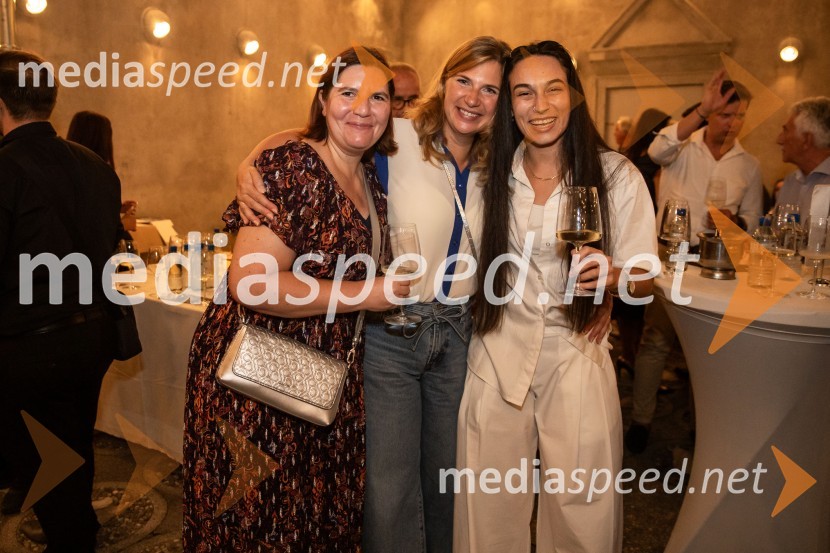  Teja Pelko, novinarka;  Barbara Čepirlo Čičigoj, odnosi z javnostjo Opera in Balet Ljubljana;  Mia Puhar Rodin - Masayah, pevkaVlado Kreslin, Festival Ljubljana in Terme Dobrna