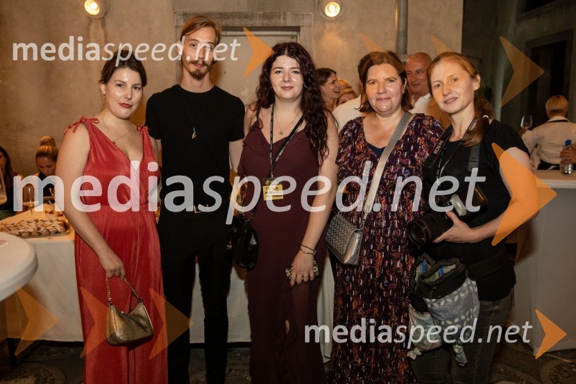  Tina Berk, sodelavka za odnose z javnostmi, Festival Ljubljana;  ... ;  ... ;  Teja Pelko, novinarka;  Katja Kodba, fotografinjaVlado Kreslin, Festival Ljubljana in Terme Dobrna