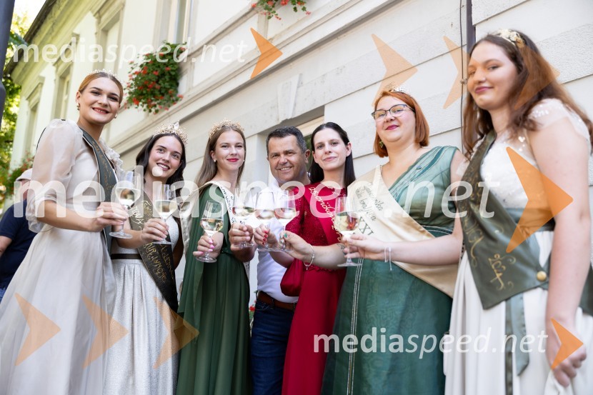  Sandra Kumer, 6.vinska kraljica Jeruzalemsko ormoških goric;  Lucija Šetar, vinska kraljica Lendave;  Neja Horvatič, vinska kraljica Martina XII.;  Janez Magyar, župan, Občina Lendava;  Blažka Ilovar, 25. cvičkova princesa;  Sandra Kaučič, 20. Ljutomerska vinska kraljica;  Nuša Horvat, 12. Prekmurska vinska kraljica45. Lendavska trgatev 2024
