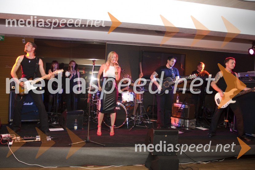 Pika Božič, pevka s spremljevalno skupinoPika Božič, predstavitev novega CD-ja