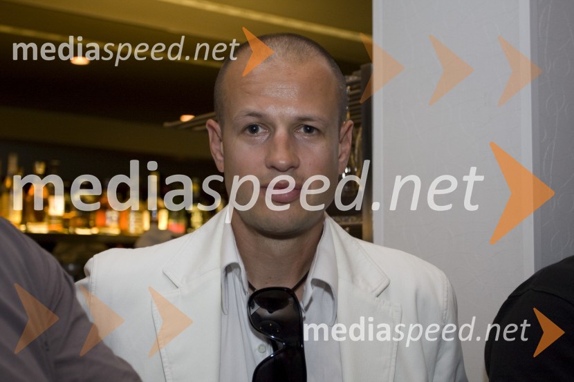 Dejan Kontrec, hokejist, mož Pike BožičPika Božič, predstavitev novega CD-ja