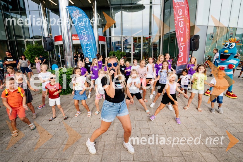  Tinkara Fortuna, skupina BepopŠolačinkarije v Citycentru Celje