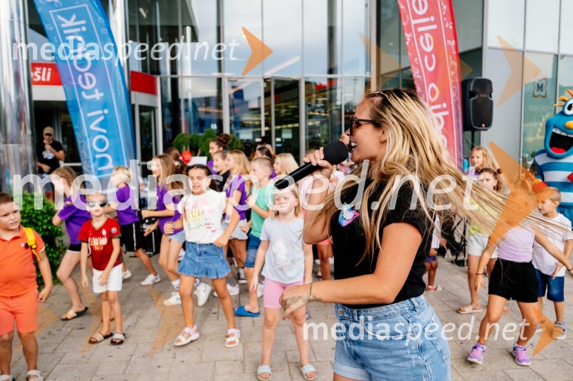  Tinkara Fortuna, skupina BepopŠolačinkarije v Citycentru Celje