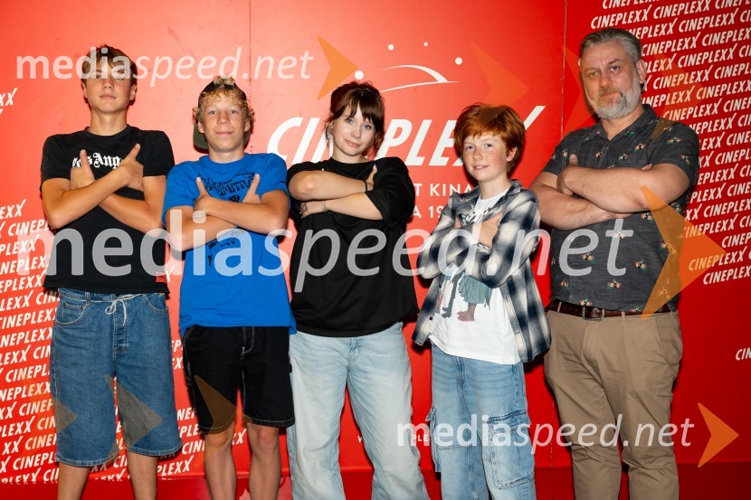  Youri Friderich, igralec;  Niko Lemark, igralec;  Kaja Šuštar, igralka;  David Trontelj, igralec;  Klemen Dvornik, filmski in televizijski režiser ter predsednik NS DSRFilm Igrišča ne damo doživel premiero tudi v Cineplexx Celje