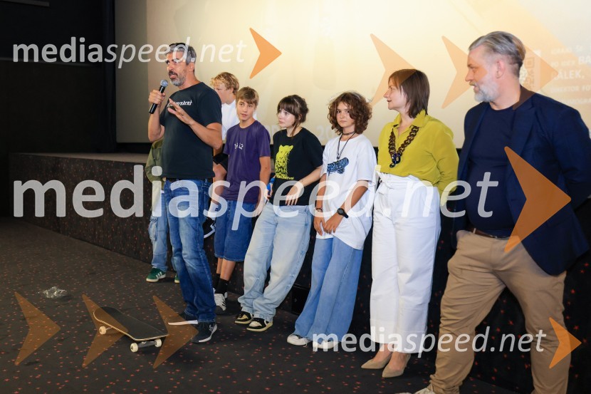  Bor Greiner, odgovorni urednik, Radio City;  Youri Friderich, igralec;  Kaja Šuštar, igralka;  Kaja Zabret, igralka;  Barbara Daljavec, filmska producentka;  Klemen Dvornik, filmski in televizijski režiser ter predsednik NS DSRIgrišča ne damo!, premiera filma v Cineplexx Maribor