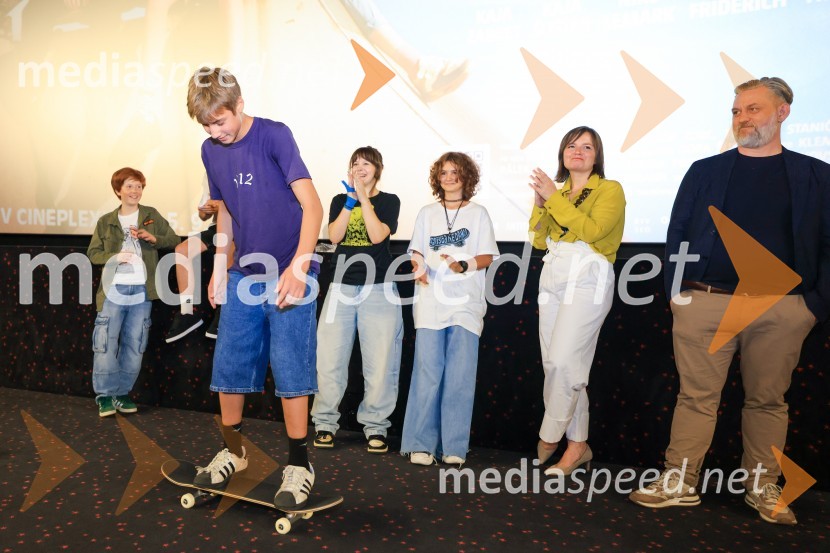  David Trontelj, igralec;  Youri Friderich, igralec;  Kaja Šuštar, igralka;  Kaja Zabret, igralka;  Barbara Daljavec, filmska producentka;  Klemen Dvornik, filmski in televizijski režiser ter predsednik NS DSRIgrišča ne damo!, premiera filma v Cineplexx Maribor