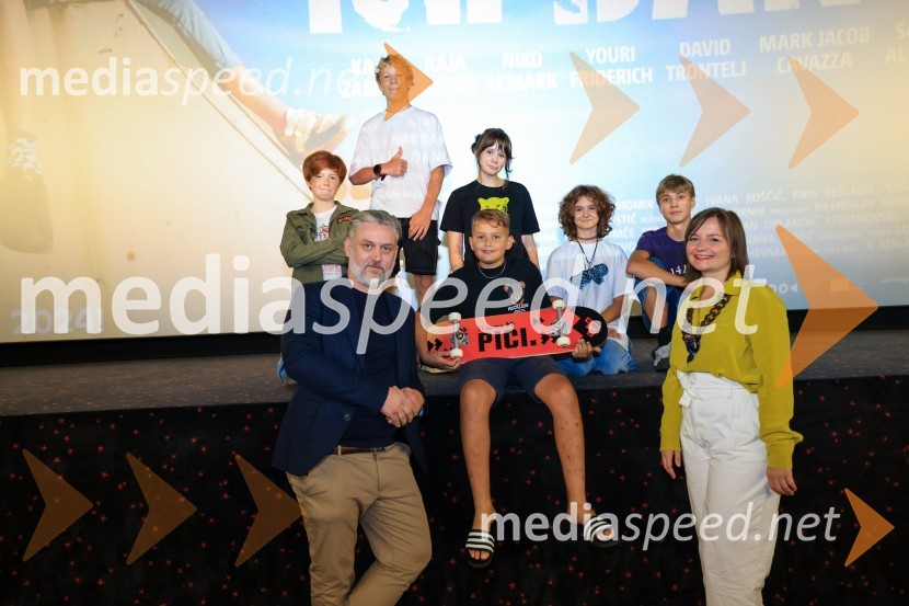  David Trontelj, igralec;  Klemen Dvornik, filmski in televizijski režiser ter predsednik NS DSR;  Niko Lemark, igralec;  ... ;  Kaja Šuštar, igralka;  Kaja Zabret, igralka;  Youri Friderich, igralec;  Barbara Daljavec, filmska producentkaIgrišča ne damo!, premiera filma v Cineplexx Maribor