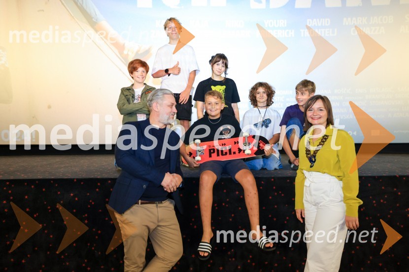  David Trontelj, igralec;  Klemen Dvornik, filmski in televizijski režiser ter predsednik NS DSR;  Niko Lemark, igralec;  ... ;  Kaja Šuštar, igralka;  Kaja Zabret, igralka;  Youri Friderich, igralec;  Barbara Daljavec, filmska producentkaIgrišča ne damo!, premiera filma v Cineplexx Maribor