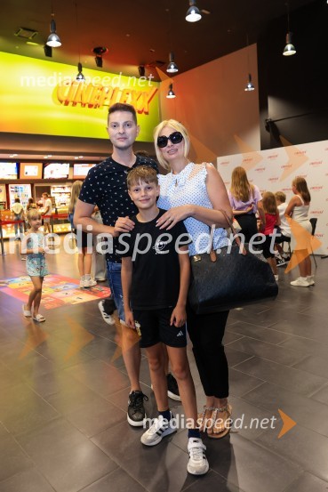  Damjan Murko, pevec;  Tiar Murko;  Maja MurkoIgrišča ne damo!, premiera filma v Cineplexx Maribor