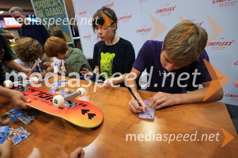  Kaja Šuštar, igralka;  Youri Friderich, igralecIgrišča ne damo!, premiera filma v Cineplexx Maribor