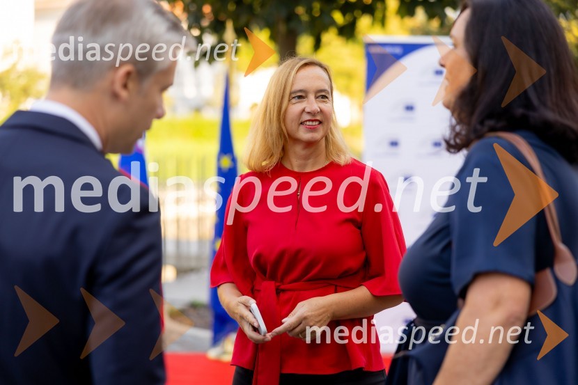  Saša Podpeskar  , direktorica oddelka za marketing in odnose z javnostmi, SID bankaSkupina EIB v Ljubljani odprla fotografsko razstavo o dveh desetletjih članstva Slovenije v EU