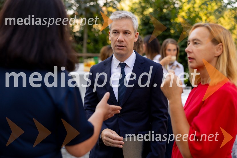 dr. Simon Savšek, vodja pisarne Skupine Evropske investicijske banke v Sloveniji;  Saša Podpeskar  , direktorica oddelka za marketing in odnose z javnostmi, SID bankaSkupina EIB v Ljubljani odprla fotografsko razstavo o dveh desetletjih članstva Slovenije v EU