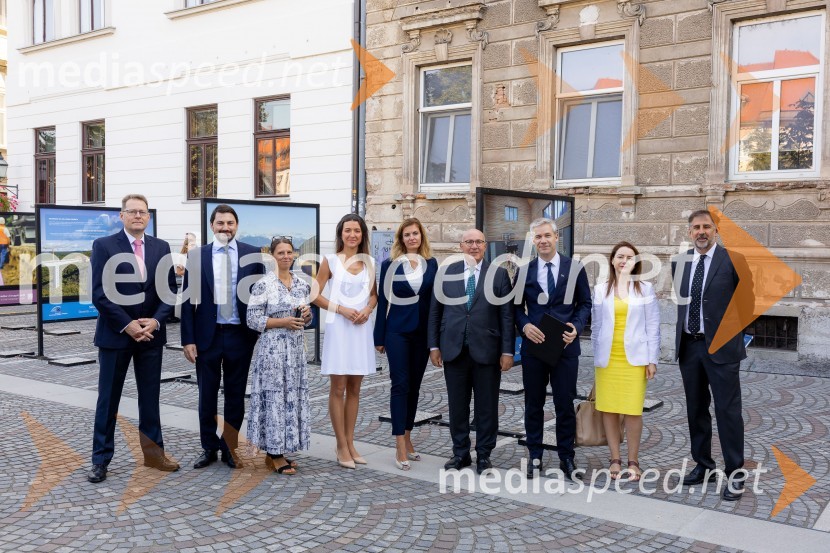  ... ;  ... ;  ... ;  Tina Drolc, Skupina Evropske investicijske banke;  ... ;  Kyriacos Kakouris, podpredsednik, Evropska investicijska banka – EIB; dr. Simon Savšek, vodja pisarne Skupine Evropske investicijske banke v Sloveniji;  ... ;  Romolo Isaia, Evropska investicijska banka – EIBSkupina EIB v Ljubljani odprla fotografsko razstavo o dveh desetletjih članstva Slovenije v EU