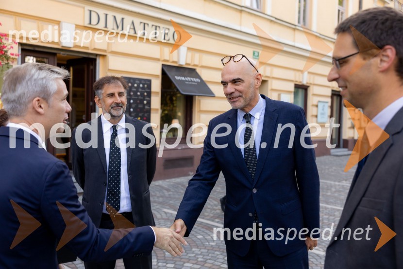 dr. Simon Savšek, vodja pisarne Skupine Evropske investicijske banke v Sloveniji;  Romolo Isaia, Evropska investicijska banka – EIB;  Johan Verboom, veleposlanik Kraljevine Nizozemske;  ... Skupina EIB v Ljubljani odprla fotografsko razstavo o dveh desetletjih članstva Slovenije v EU