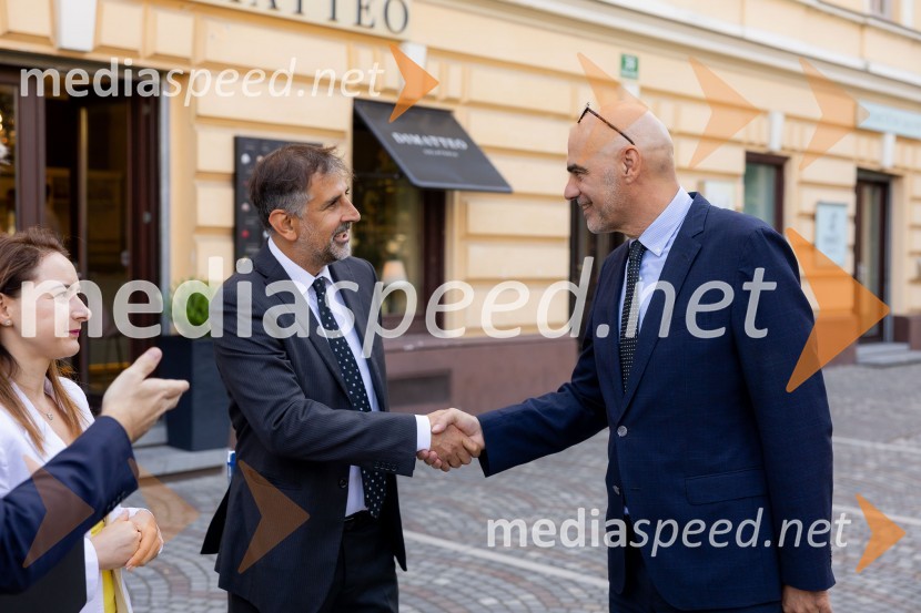  ... ;  Romolo Isaia, Evropska investicijska banka – EIB;  Johan Verboom, veleposlanik Kraljevine NizozemskeSkupina EIB v Ljubljani odprla fotografsko razstavo o dveh desetletjih članstva Slovenije v EU