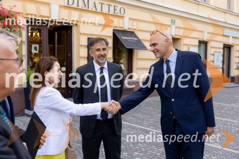  ... ;  Romolo Isaia, Evropska investicijska banka – EIB;  Johan Verboom, veleposlanik Kraljevine NizozemskeSkupina EIB v Ljubljani odprla fotografsko razstavo o dveh desetletjih članstva Slovenije v EU
