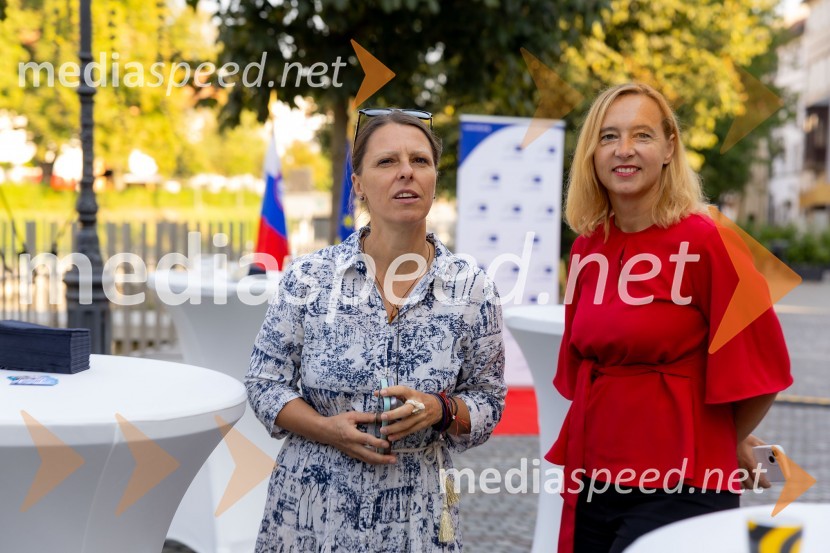  ... ;  Saša Podpeskar  , direktorica oddelka za marketing in odnose z javnostmi, SID bankaSkupina EIB v Ljubljani odprla fotografsko razstavo o dveh desetletjih članstva Slovenije v EU
