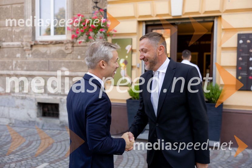 dr. Simon Savšek, vodja pisarne Skupine Evropske investicijske banke v Sloveniji;  Klemen Boštjančič, minister za financeSkupina EIB v Ljubljani odprla fotografsko razstavo o dveh desetletjih članstva Slovenije v EU