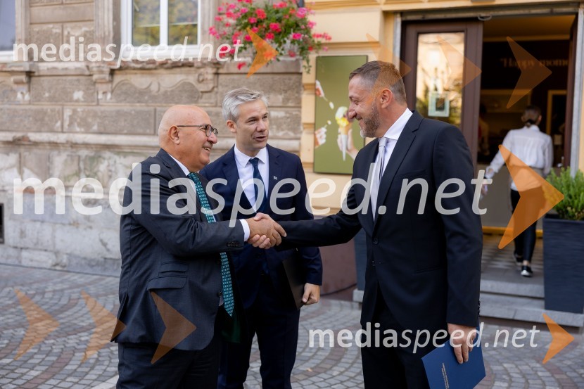  Kyriacos Kakouris, podpredsednik, Evropska investicijska banka – EIB; dr. Simon Savšek, vodja pisarne Skupine Evropske investicijske banke v Sloveniji;  Klemen Boštjančič, minister za financeSkupina EIB v Ljubljani odprla fotografsko razstavo o dveh desetletjih članstva Slovenije v EU