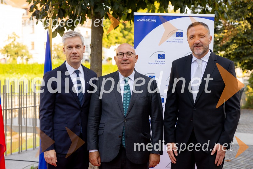 dr. Simon Savšek, vodja pisarne Skupine Evropske investicijske banke v Sloveniji;  Kyriacos Kakouris, podpredsednik, Evropska investicijska banka – EIB;  Klemen Boštjančič, minister za financeSkupina EIB v Ljubljani odprla fotografsko razstavo o dveh desetletjih članstva Slovenije v EU