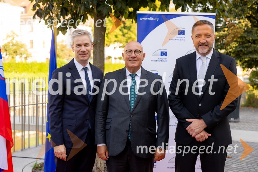 dr. Simon Savšek, vodja pisarne Skupine Evropske investicijske banke v Sloveniji;  Kyriacos Kakouris, podpredsednik, Evropska investicijska banka – EIB;  Klemen Boštjančič, minister za financeSkupina EIB v Ljubljani odprla fotografsko razstavo o dveh desetletjih članstva Slovenije v EU