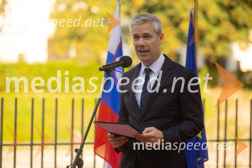 dr. Simon Savšek, vodja pisarne Skupine Evropske investicijske banke v SlovenijiSkupina EIB v Ljubljani odprla fotografsko razstavo o dveh desetletjih članstva Slovenije v EU