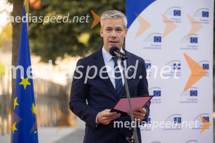 dr. Simon Savšek, vodja pisarne Skupine Evropske investicijske banke v SlovenijiSkupina EIB v Ljubljani odprla fotografsko razstavo o dveh desetletjih članstva Slovenije v EU