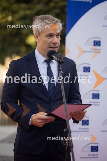 dr. Simon Savšek, vodja pisarne Skupine Evropske investicijske banke v SlovenijiSkupina EIB v Ljubljani odprla fotografsko razstavo o dveh desetletjih članstva Slovenije v EU