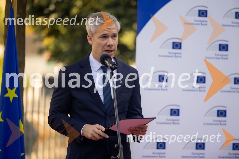 dr. Simon Savšek, vodja pisarne Skupine Evropske investicijske banke v SlovenijiSkupina EIB v Ljubljani odprla fotografsko razstavo o dveh desetletjih članstva Slovenije v EU