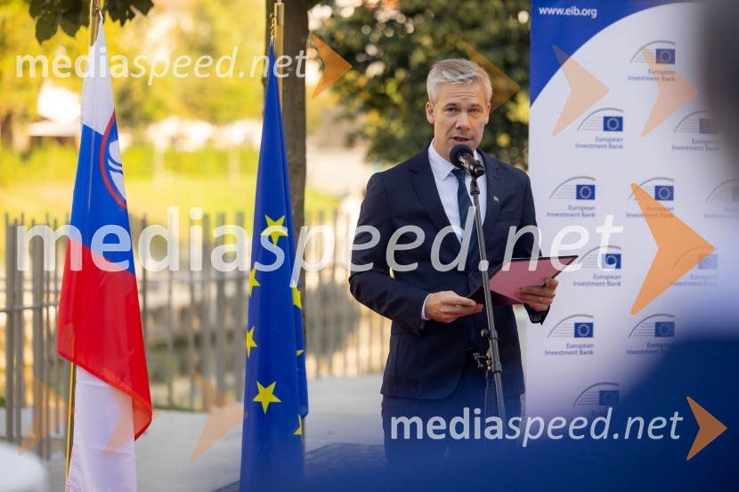 dr. Simon Savšek, vodja pisarne Skupine Evropske investicijske banke v SlovenijiSkupina EIB v Ljubljani odprla fotografsko razstavo o dveh desetletjih članstva Slovenije v EU
