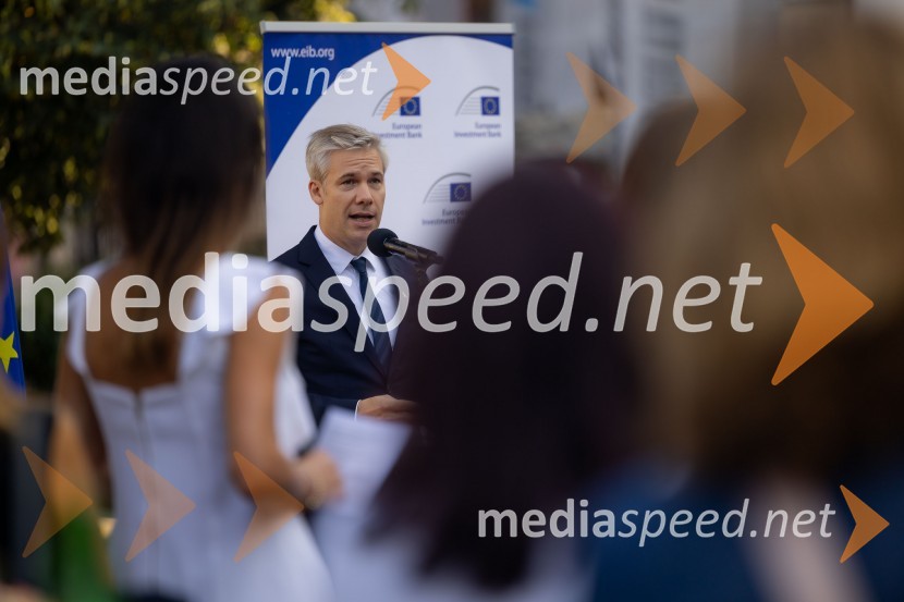 dr. Simon Savšek, vodja pisarne Skupine Evropske investicijske banke v SlovenijiSkupina EIB v Ljubljani odprla fotografsko razstavo o dveh desetletjih članstva Slovenije v EU