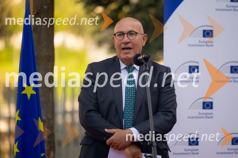 Kyriacos Kakouris, podpredsednik, Evropska investicijska banka – EIBSkupina EIB v Ljubljani odprla fotografsko razstavo o dveh desetletjih članstva Slovenije v EU