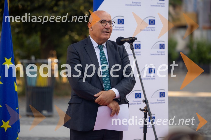  Kyriacos Kakouris, podpredsednik, Evropska investicijska banka – EIBSkupina EIB v Ljubljani odprla fotografsko razstavo o dveh desetletjih članstva Slovenije v EU