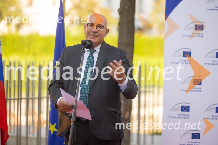  Kyriacos Kakouris, podpredsednik, Evropska investicijska banka – EIBSkupina EIB v Ljubljani odprla fotografsko razstavo o dveh desetletjih članstva Slovenije v EU