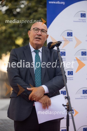  Kyriacos Kakouris, podpredsednik, Evropska investicijska banka – EIBSkupina EIB v Ljubljani odprla fotografsko razstavo o dveh desetletjih članstva Slovenije v EU