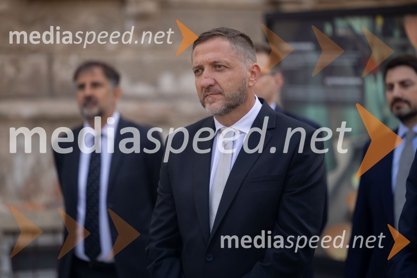  Klemen Boštjančič, minister za financeSkupina EIB v Ljubljani odprla fotografsko razstavo o dveh desetletjih članstva Slovenije v EU