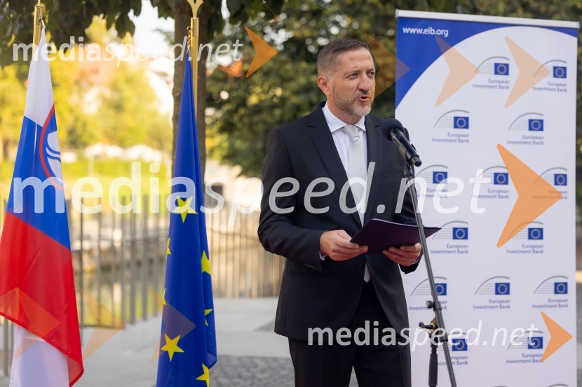  Klemen Boštjančič, minister za financeSkupina EIB v Ljubljani odprla fotografsko razstavo o dveh desetletjih članstva Slovenije v EU