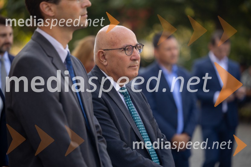  Kyriacos Kakouris, podpredsednik, Evropska investicijska banka – EIBSkupina EIB v Ljubljani odprla fotografsko razstavo o dveh desetletjih članstva Slovenije v EU