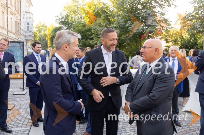 dr. Simon Savšek, vodja pisarne Skupine Evropske investicijske banke v Sloveniji;  Klemen Boštjančič, minister za finance;  Kyriacos Kakouris, podpredsednik, Evropska investicijska banka – EIBSkupina EIB v Ljubljani odprla fotografsko razstavo o dveh desetletjih članstva Slovenije v EU