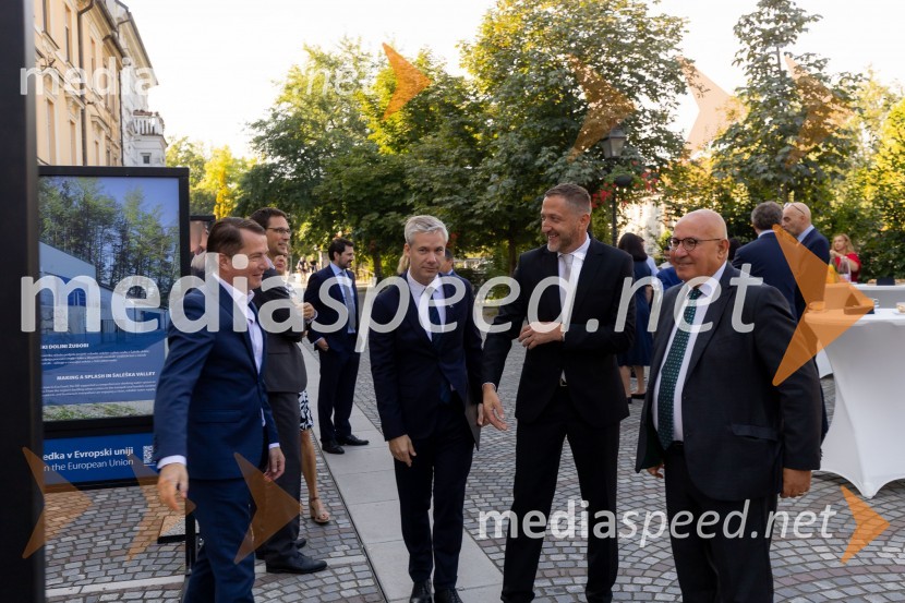  ... ; dr. Simon Savšek, vodja pisarne Skupine Evropske investicijske banke v Sloveniji;  Klemen Boštjančič, minister za finance;  Kyriacos Kakouris, podpredsednik, Evropska investicijska banka – EIBSkupina EIB v Ljubljani odprla fotografsko razstavo o dveh desetletjih članstva Slovenije v EU