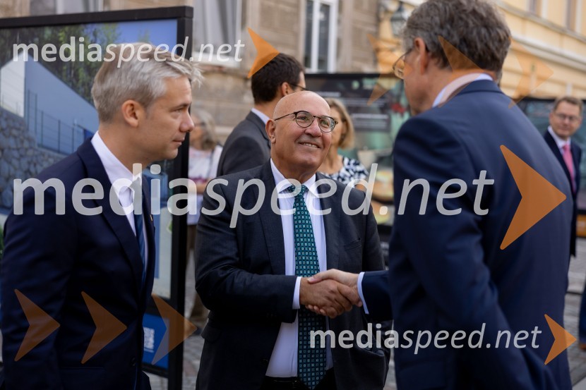 dr. Simon Savšek, vodja pisarne Skupine Evropske investicijske banke v Sloveniji;  Kyriacos Kakouris, podpredsednik, Evropska investicijska banka – EIB;  Giuseppe Cavagna, italijanski veleposlanik v SlovenijiSkupina EIB v Ljubljani odprla fotografsko razstavo o dveh desetletjih članstva Slovenije v EU