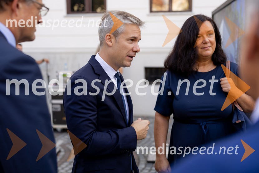 dr. Simon Savšek, vodja pisarne Skupine Evropske investicijske banke v Sloveniji; Dr. Andreja Kodrin, članica Investicijskega odbora EFSISkupina EIB v Ljubljani odprla fotografsko razstavo o dveh desetletjih članstva Slovenije v EU