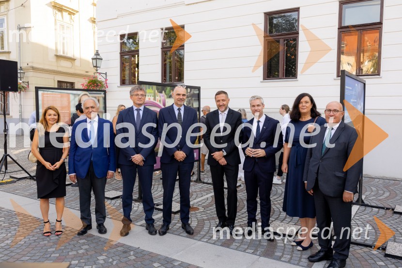  ... ;  ... ;  Giuseppe Cavagna, italijanski veleposlanik v Sloveniji;  Johan Verboom, veleposlanik Kraljevine Nizozemske;  Klemen Boštjančič, minister za finance; dr. Simon Savšek, vodja pisarne Skupine Evropske investicijske banke v Sloveniji; Dr. Andreja Kodrin, članica Investicijskega odbora EFSI;  Kyriacos Kakouris, podpredsednik, Evropska investicijska banka – EIBSkupina EIB v Ljubljani odprla fotografsko razstavo o dveh desetletjih članstva Slovenije v EU