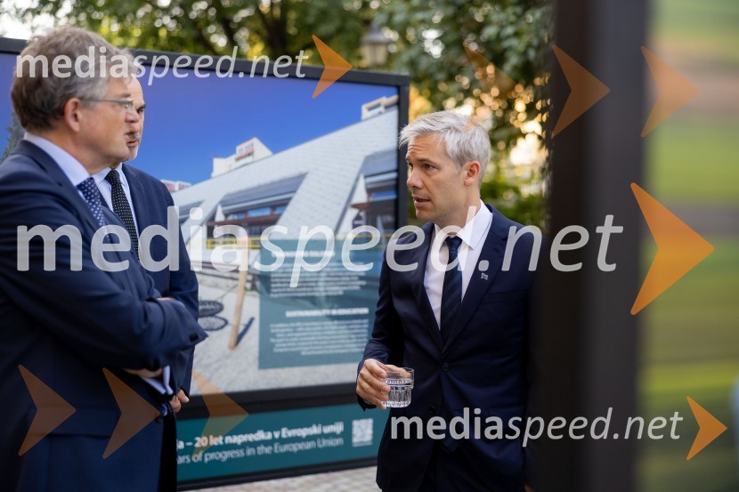  Giuseppe Cavagna, italijanski veleposlanik v Sloveniji; dr. Simon Savšek, vodja pisarne Skupine Evropske investicijske banke v SlovenijiSkupina EIB v Ljubljani odprla fotografsko razstavo o dveh desetletjih članstva Slovenije v EU
