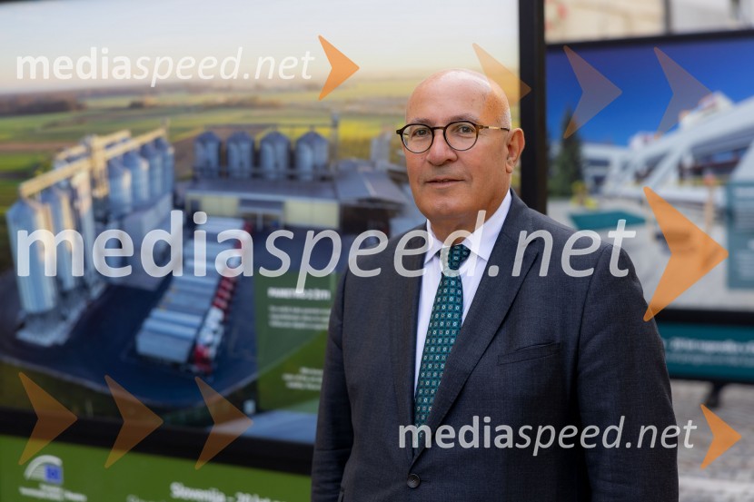  Kyriacos Kakouris, podpredsednik, Evropska investicijska banka – EIBSkupina EIB v Ljubljani odprla fotografsko razstavo o dveh desetletjih članstva Slovenije v EU
